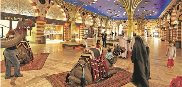 Dubai setzt auf Tradition und moderne HighTech-Versorgung Luxus pur im weltweit größten Shoppingkomplex Dubai Mall; der Reichtum beschert den Vereinigten Arabischen Emiraten und einigen Nachbarländern auch eine Zunahme von Zivilisationskrankheiten.