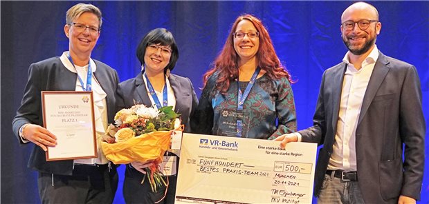 „Wir machen den ganzen Tag Kommunikation“ MFA-Award 2021 für das Praxisteam der Gemeinschaftspraxis für Innere Medizin und Dialyse in Friedrichshafen. Im Bild von links: Iris Schluckebier, Teilnehmerbetreuerin Fernlehrgänge beim PKV Institut, Praxismanagerin Ulrike Lorke und ihre Kollegin Beate Deiringer sowie PKV-Geschäftsführer Tim Egenberger.