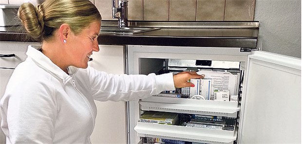 Was der Praxiskühlschrank können sollte MFA Karina Kistner überprüft den Lagerbestand im neuen Medikamenten- Kühlschrank der Hausarztpraxis Behnke in Zeitlofs.
