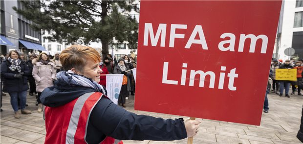 MFA-Tarifpartner schnüren Paket überraschend wieder auf MFA-Protest am 8. Februar in Berlin: Der Tarifabschluss verzögert sich.