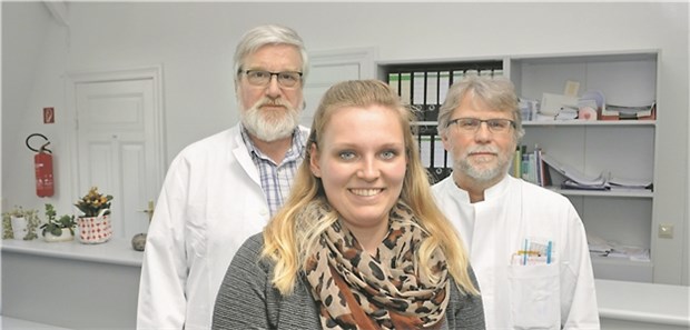 Warum denn nicht praxisübergreifend? MFA Sarah Preußer und die beiden ausbildenden Ärzte Jürgen Elis (links) und Jörg Schulz-Ehlbeck.