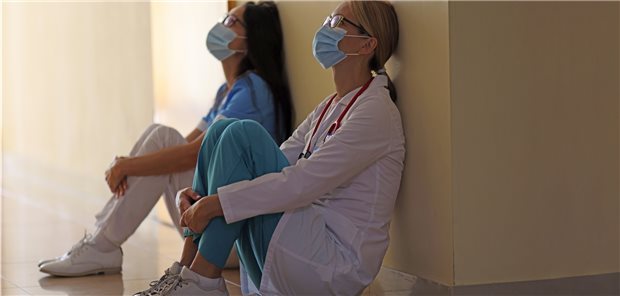 MFA am Boden: Die derzeitige Corona-Lage macht dem Praxispersonal zunehmend zu schaffen. Zwischen Impfungen, Diskussionen und Corona muss auch der normale Praxisbetrieb weitergehen.