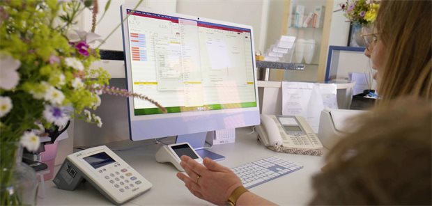 MFA-Arbeitsplatz am Empfang mit Kartenlesegerät, Telefon und Computer-Monitor