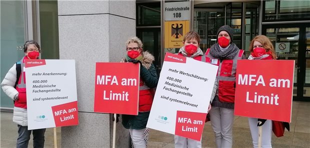 MFA kämpfen weiter um Wertschätzung und Corona-Bonus MFA am Limit: Der Verband medizinischer Fachberufe weist mit Protestschildern auf die Situation der MFA hin.