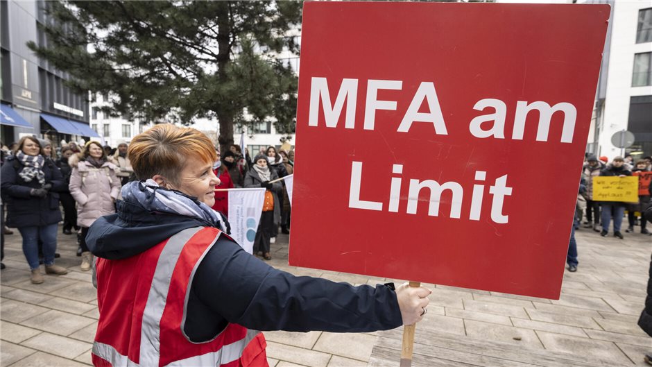 „MFA am Limit“ – kurze Worte im Stile einer großen Tageszeitung sollen Passanten wie Gesundheitspolitiker und Tarifpartner einprägsam für die Nöte der Medizinischen Fachangestellten sensibilisieren.