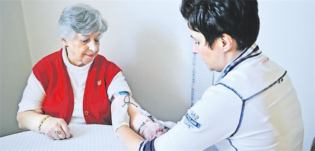 MFA auf Hausbesuch: Ist sie als NäPA qualifiziert, kann der Arzt eine der neuen Delegationsleistungen abrechnen.