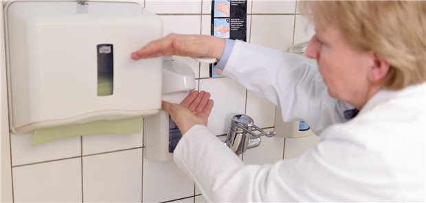 MFA, die medizinische Einmalhandschuhe tragen, sollten danach unbedingt ihre Hände desinfizieren, empfiehlt Hygieneberaterin Viola Milde.