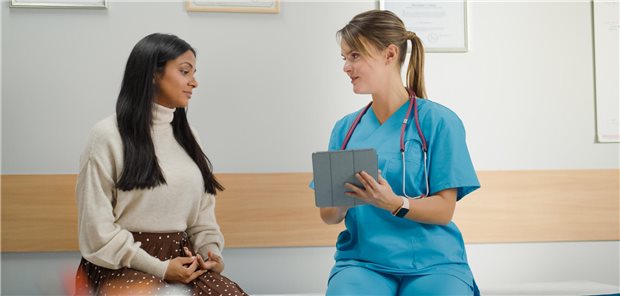 MFA, die sich als Physician Assistant weiterqualifizieren, können ihr Aufgabenspektrum in der Praxis erweitern und damit mehr entlasten. In Westfalen-Lippe wollen KV und ein Ärztenetz genau dies forcieren. (Motiv mit Fotomodellen)
