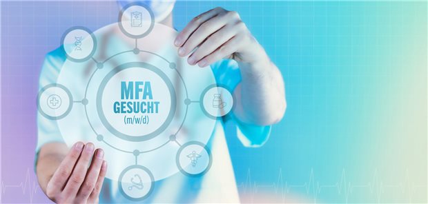 Ein Head-up-Display mit der Aufschrift "MFA gesucht (m/w/d)