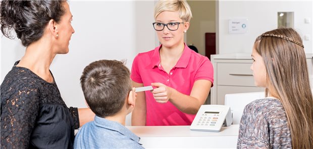 MFA im Patientengespräch: Für die Arbeit in der Arztpraxis benötige es medizinische Grundkenntnisse, der Einsatz von ungelernten Freiwilligen sei daher nicht zielführend, sagt König.