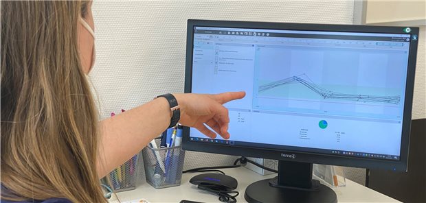 MFA in der Praxis von Dr. Oliver Schubert-Olesen zeigt Verlaufskurven von Patienten am Monitor – Digitalisierung ist ein Projekt für das gesamte Praxisteam. 