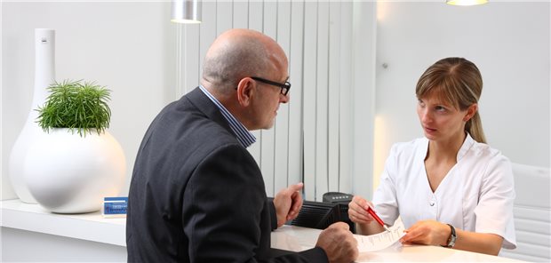 MFA können viel mehr als nur „Empfangsdame“ in der Praxis. Bayerns Ärzteschaft will das auch in der Ausbildung gewürdigt wissen.
