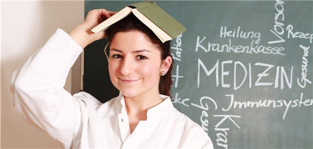 MFA oder Medizinstudium oder beides? Schüler überlegen sich viel, bevor sie über ihren Berufsweg entscheiden. Ein Schülerpraktikum – zum Beispiel in der Arztpraxis – kann dabei Orientierung geben.