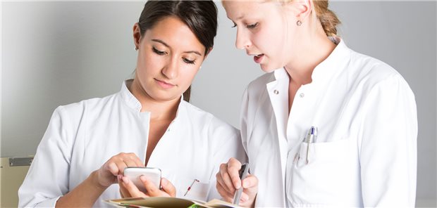 MFA sollen Spaß am Beruf haben. Dazu gehört auch, dass Praxen gute Gehälter zahlen können, die Delegierten des Ärztetages fordern daher eine Refinanzierung von Personalkostensteigerungen.