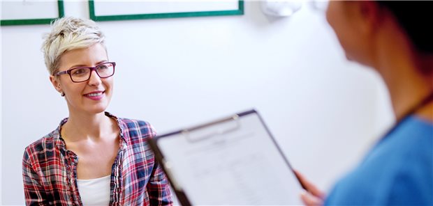 MFA-Sprechstunde entlastet Ärzte MFA übernehmen im Modellprojekt DELIVER-CARE etwa das Abfragen aktueller Symptome oder der Therapieadhärenz.Dabei nutzen sie spezielle Checklisten.