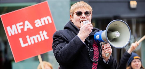vmf appelliert an Praxen: Nur faire Gehälter schützen vor Altersarmut MFA werden in ihren Forderungen für faire Gehälter lauter