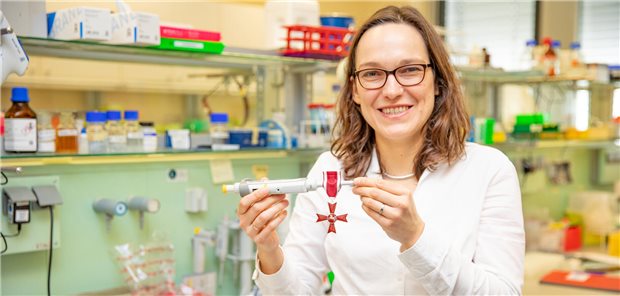 MHH-Professorin Alexandra Dopfer-Jablonka freut sich über  das ihr verliehene Verdienstkreuz am Bande des Niedersächsischen Verdienstordens.