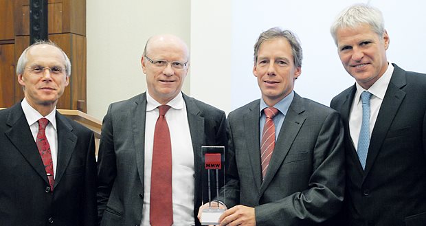 MMW-Arzneimittelpreis 2011: (v. l.) Prof. Hermann S. Füeßl, Schriftleiter der MMW; Prof. Nicolaus Kröger, Uni Hamburg; Dr. Christian Schetter, Geschäftsführer Fresenius Biotech und Dr. Dirk Einecke, MMW-Chefredakteur.