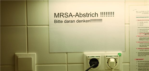 WHO aktualisiert Liste zu Antibiotikaresistenzen MRSA-Abstrich: Arbeitsroutine in Krankenhäusern, um multiresistente Keime zu erkennen.