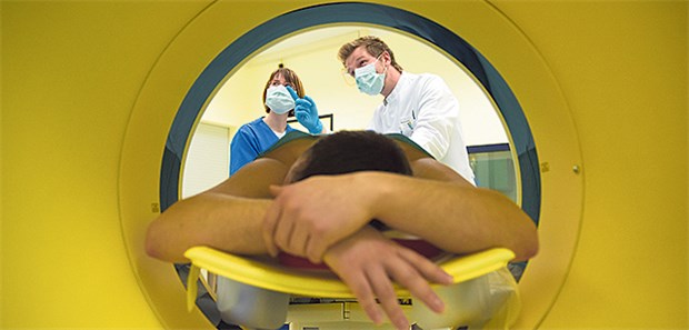 MRT-Untersuchung eines Patienten mit akuten Rückenproblemen.