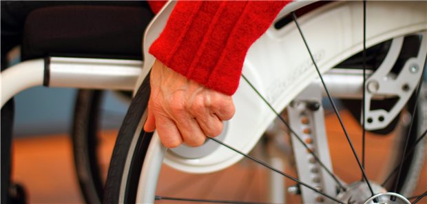 MS-Patienten haben schlechtere Karten als die Allgemeinbevölkerung, wenn sie an COVID-19 erkranken: Sie haben ein etwa verdoppeltes Risiko für eine Hospitalisierung, ein knapp dreifach erhöhtes Risiko für eine Intensivbehandlung sowie eine zweieinhalbfach erhöhte Mortalität.