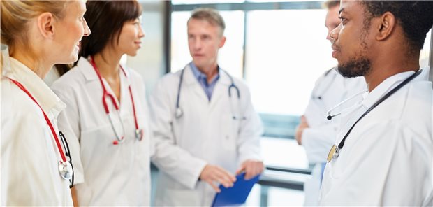 Nordost-KV fordert schärfere Regeln für MVZ MVZ arbeiten vorrangig mit angestellten Ärzten. Das hat laut KV Mecklenburg-Vorpommern den Nachteil, das wegen einer nicht selten hohen Fluktuation Patienten nicht mehr den Arzt ihres Vertrauen haben. (Motiv mit Fotomodell)