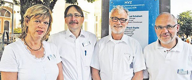 Niedergelassene und Klinik - ein erfolgreiches MVZ-Modell MVZ unter Klinikbeteiligung ist ein Erfolgsmodell. Davon sind die niedergelassenen Ärzte (v.l.) Dr. Ellen Kothe, Dr. Frank Supke und Dr. Gerhard Schubert und der angestellte Arzt Klaus Westermann überzeugt.