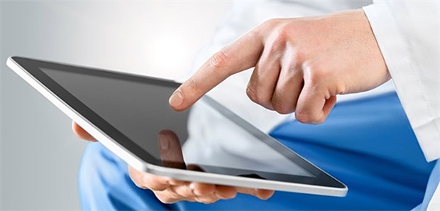 MacBook und iPad: Viele Ärzte wünschen sich, ihre Praxis mit Apple-Produkten zu verwalten. Mit einiger Software ist das gut möglich.