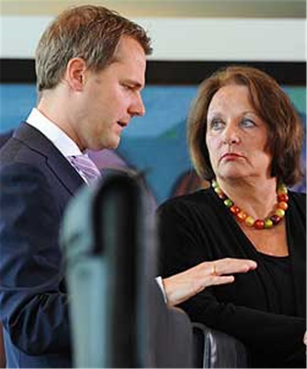 Bahr bastelt mit Justizministerin am Patientenrechtegesetz Machen beim Patientenrechtegesetz gemeinsame Sache: Gesundheitsminister Daniel Bahr und Justizministerin Sabine Leutheusser-Schnarrenberger.