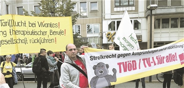 Heftiger Arbeitskampf an der Berliner Charité Machen mit Plakaten auf ihre Sache aufmerksam: Pflegemitarbeiter der Charité Berlin im Streik.