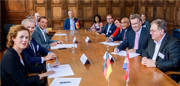 Machen sich gemeinsam für die Gesundheitsregion EUREGIO stark: Die Köpfe der vier kooperierenden Institutionen, die am Freitag in Münster das Memorandum unterzeichneten.