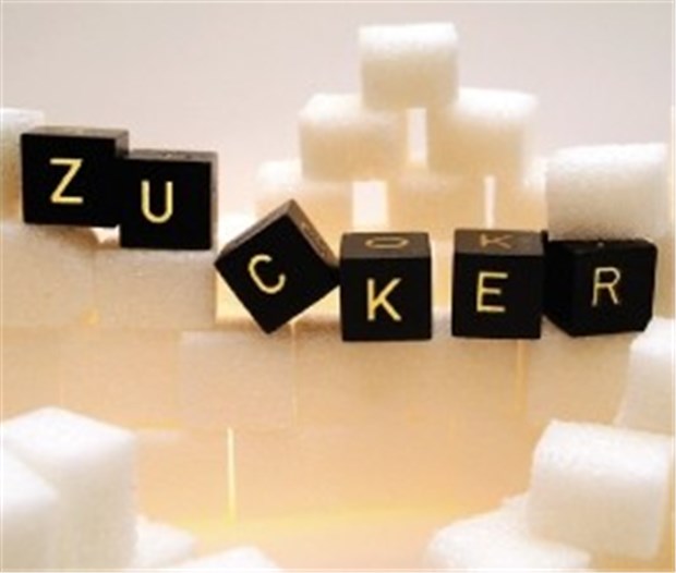 Die Selbstüberwachung der Blutglukose hat die Therapie von Diabetikern revolutioniert Machen stark auf weißen Zucker aufmerksam - schwarze Scrabble-Würfel.