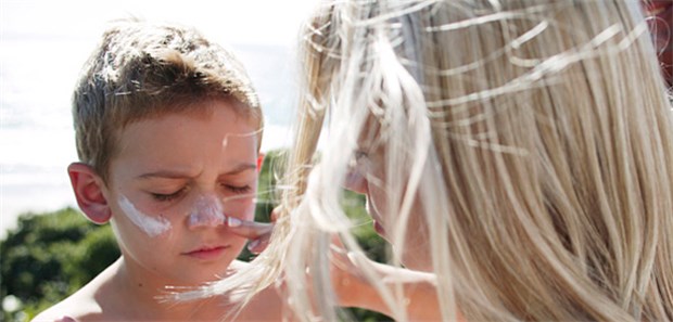 Gebräunt heißt nicht gesund Macht nicht immer Spaß, ist aber gerade bei Kindern wichtig: Sonnenschutz.