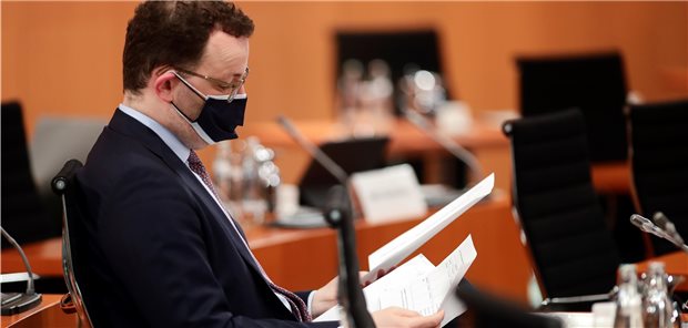 Spahn plant offenbar Verbot von Suizidbeihilfe Bundesgesundheitsminister Jens Spahn (CDU) liest vor der wöchentlichen Kabinettssitzung im Kanzleramt in seinen Unterlagen.