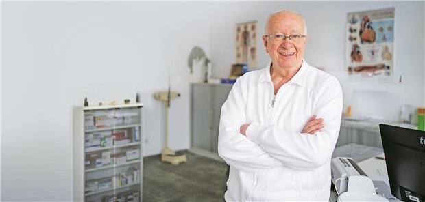 Dr. Maciej Kowalski (82): Vor der Digitalisierung scheut er sich nicht.