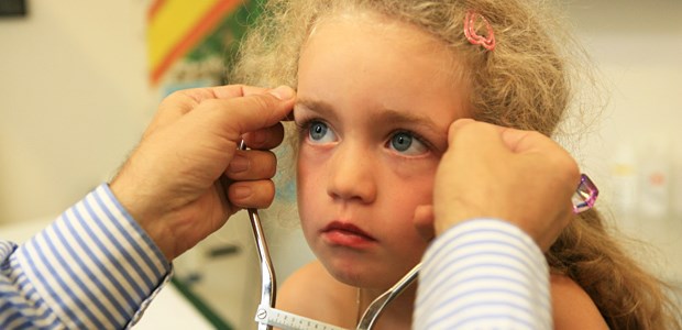 Pädiatrie-Vertrag soll Gräben zuschütten Mädchen bei einer U-Vorsorge: Der AOK-Vertrag umfasst auch neue speziell pädiatrische Leistungen.