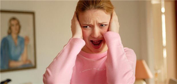 Mädchen mit schockiertem Gesichtsasudruck