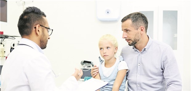 Pädiater, Geriater: Konkurrenten oder Partner für Hausärzte? Mädchen in der Sprechstunde eines Kinderarztes: Wer übernimmt die Versorgung nach 21 Uhr?