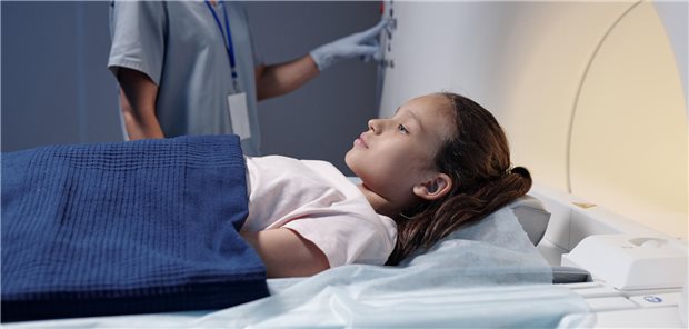 Mädchen kurz vor einer Untersuchung mit Computertomografie