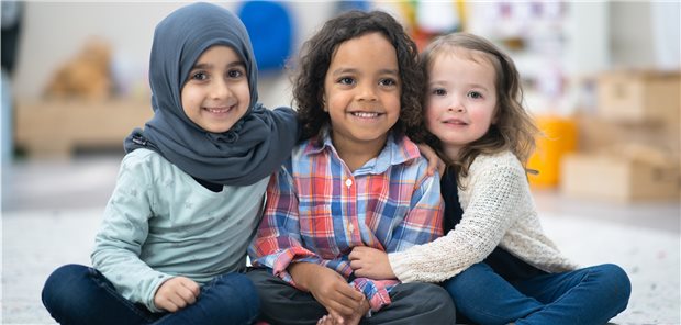 Mädchen verschiedener Herkunft – sie alle sollen nach ihrer Flucht die gleichen Ansprüche auf eine medizinische Versorgung haben, fordert ein Bündnis aus 57 Organisationen und Verbänden aus den Bereichen Flucht und Gesundheit.