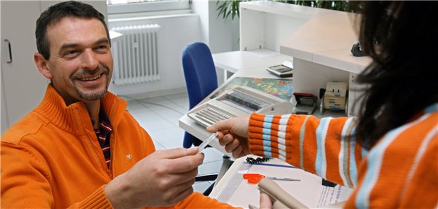 Männer im MFA-Beruf wie hier in einer Karlsruher HNO-Praxis (Archivbild) sind noch immer die Ausnahme.