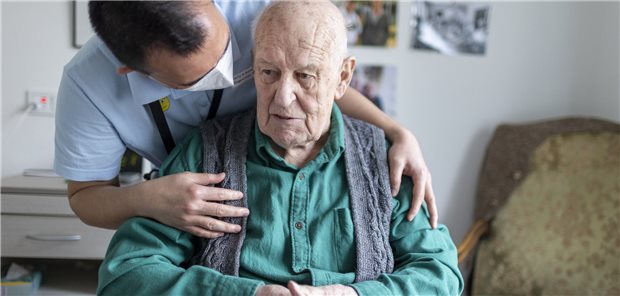 EU-Kommission: Mehr Männer für die Pflege gewinnen Männer in der Altenpflege – eine Seltenheit. Bisher sind EU-weit 90 Prozent der professionellen Pflege- und Betreuungskräfte Frauen.