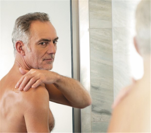 Viele Fragen zur Hormontherapie für ein Anti-Aging sind noch ungeklärt Männer mit Testosterondefizit können das Hormon von außen substituieren, etwa durch ein Gelpräparat, das auf die Haut aufgetragen wird. ©Jenapharm