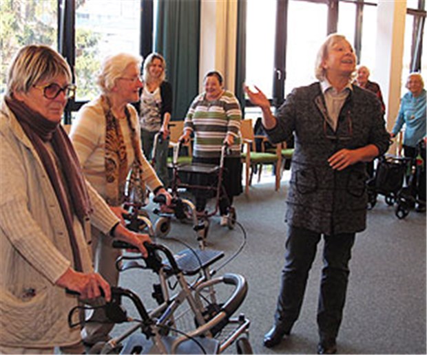 Rollatortanz im Altenheim Männer werden nicht benötigt: Tanzpartner der Frauen ist schließlich der Rollator.