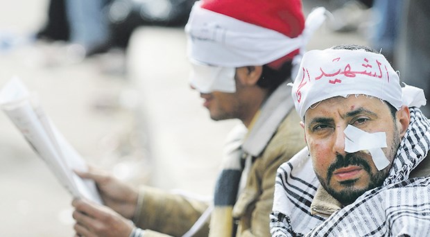 Ärzte im Schichtdienst auf dem Tahrir-Platz in Kairo "Märtyrer" steht auf dem Kopfverband des Demonstranten in Kairo. Ärzte versorgen sie in Kellerräumen und Moscheen.