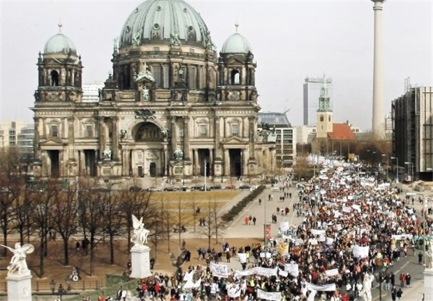 Streit um den besten Demo-Termin März 2006: Mehrere zehntausend Ärzte und medizinisches Personal demonstrieren in der Berliner Innenstadt gegen die Gesundheitspolitik. Bei einem Scheitern der aktuellen Honorarverhandlungen könnte sich dieses Bild wiederholen.