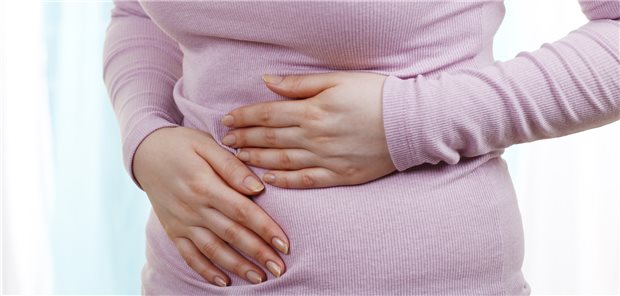Junge Frau mit Magenproblemen: Eine Stuhltransplantation könnte gegen diverse Erkrankungen helfen, vermuten einige. Die Forschung ist am Thema dran.
