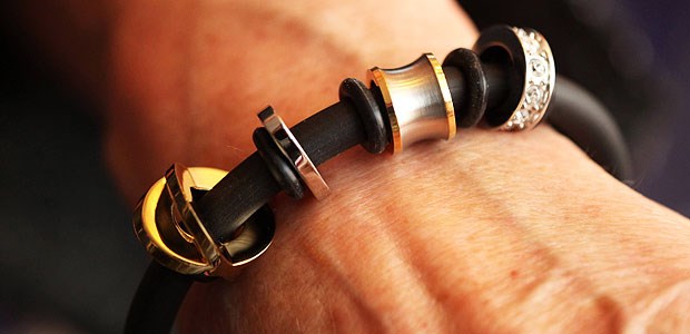 Kupferarmbänder bringen nichts Magnetschmuck hat bei Rheuma keinen greifbaren gesundheitlichen Nutzen, so eine Studie: Entzündung, Schmerz und Funktion bessern sich nicht im Vergleich zu Placebo.