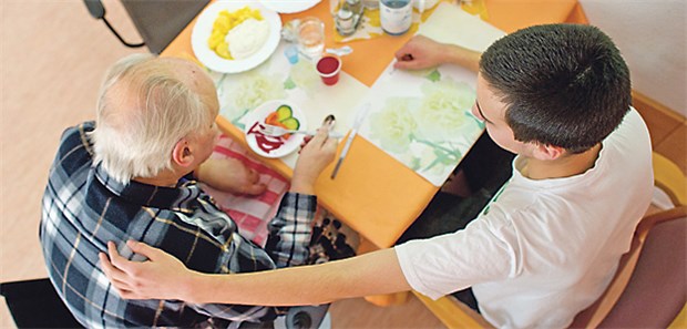 Gegen Mangelernährung vorgehen! Mahlzeit: Bei Leberzirrhose wird Kost mit normalem oder leicht erhöhtem Proteingehalt empfohlen.