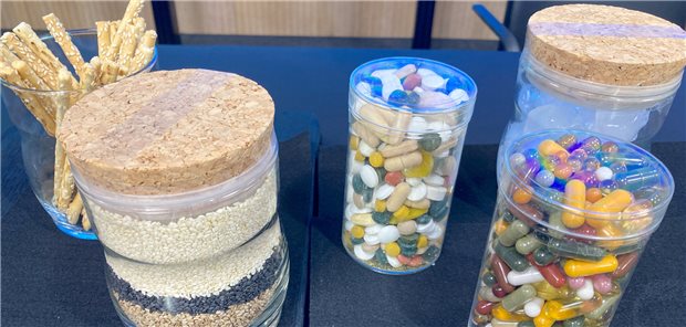 Verschiedene Nahrungsergänzungsmittel als Tabletten oder in Form von Kapseln stehen bei einer Pressekonferenz zur Lebensmittelüberwachung auf einem Tisch.